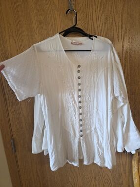 Vintage Embroidered White Button-Front Women's Top